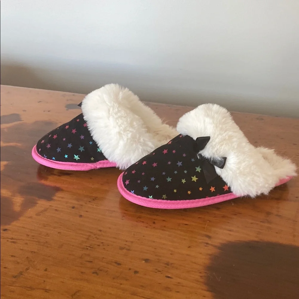 Girls size 2-3 slip on Juicy Couture JJK Sonara slip on slippers fuzzy cozy